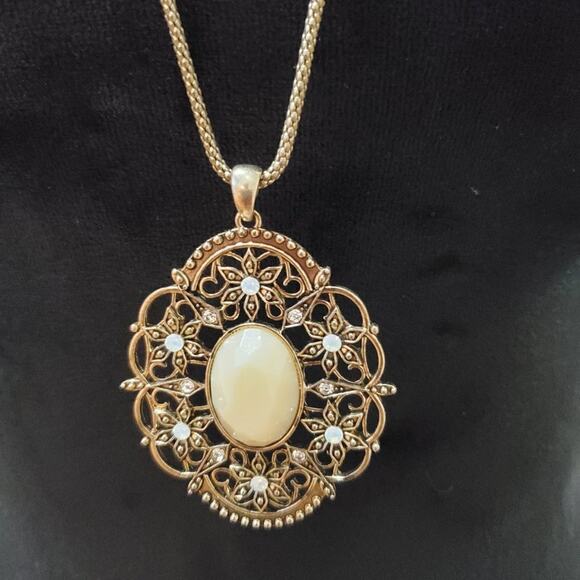 Womens Vintage Gold Tone Faux Pearl Cabochon Rhinestones Necklace - Picture 5 of 7